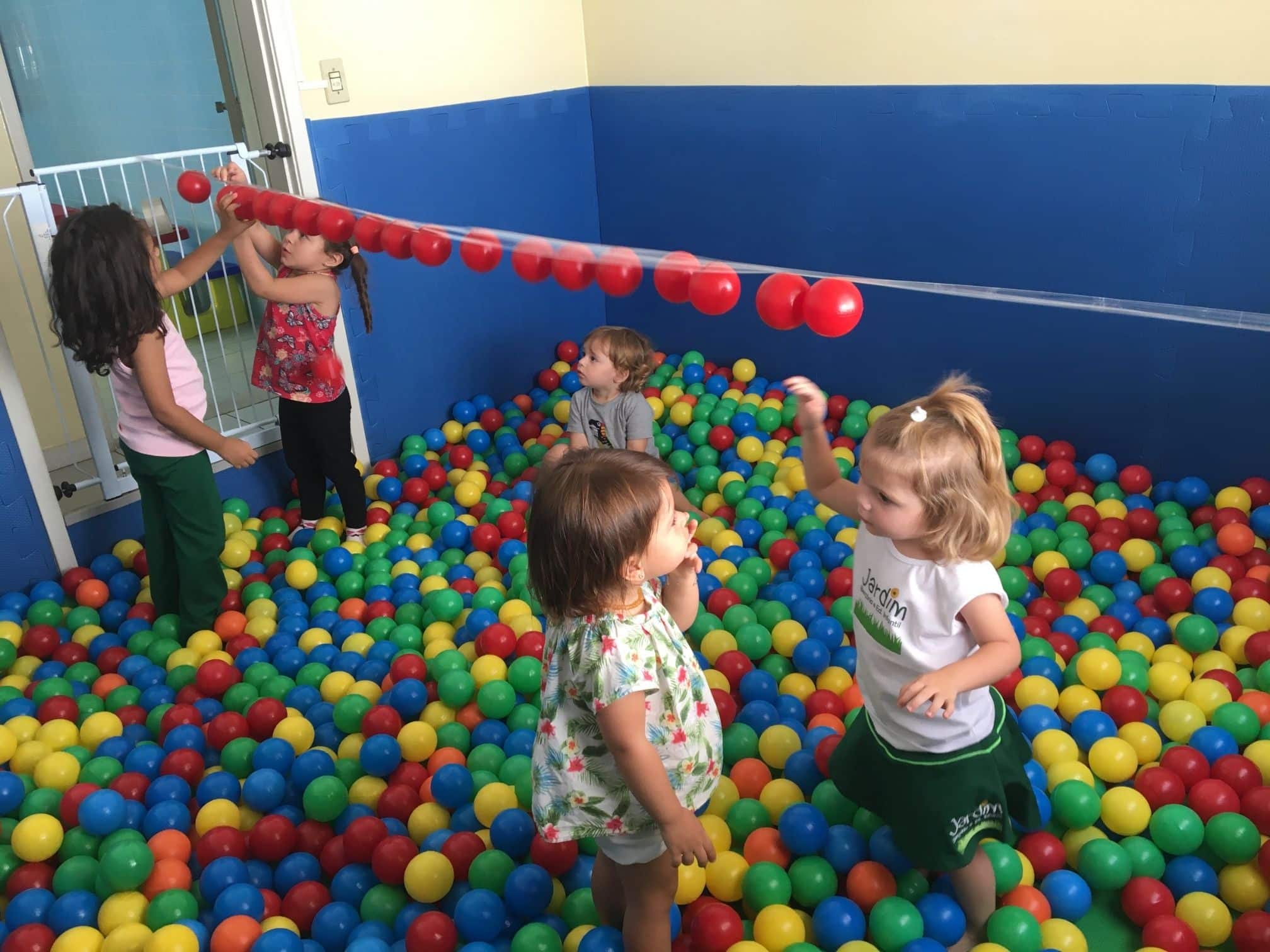 Bebês no tanque de areia