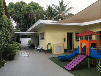 Pátio com brinquedão