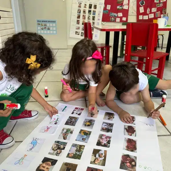 Criança pintando ao ar livre na Jardim