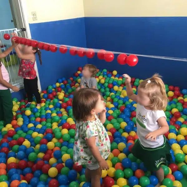 Bebês no tanque de areia