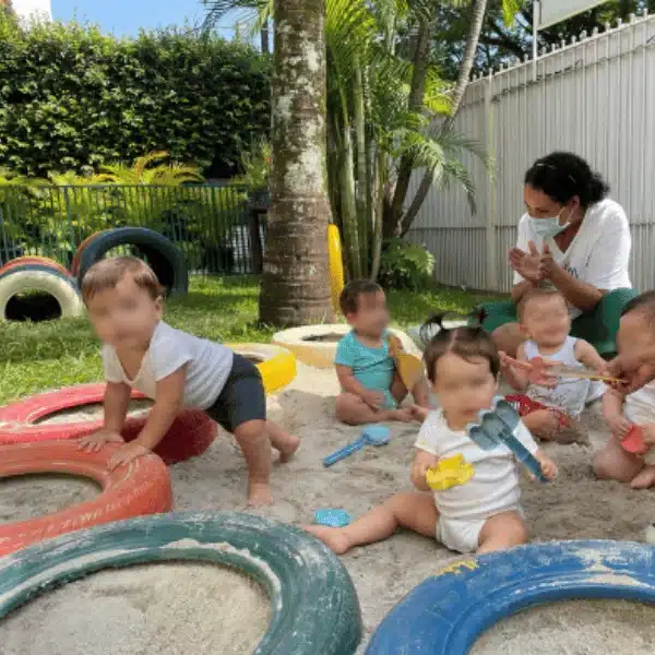 Bebês brincando