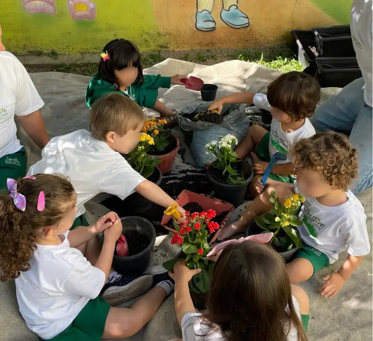 Criança explorando a horta da Jardim