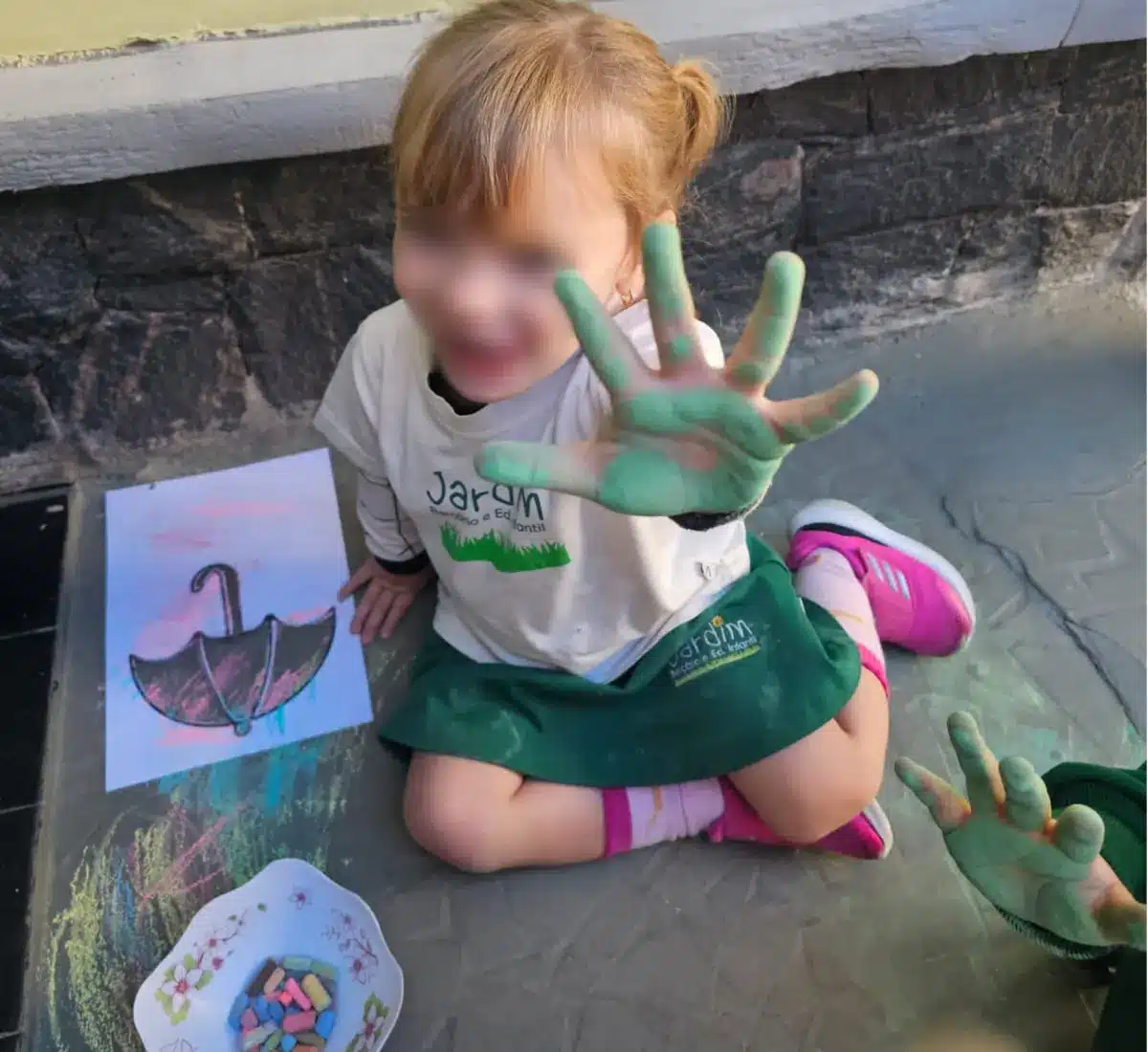 Criança tocando violão com a professora