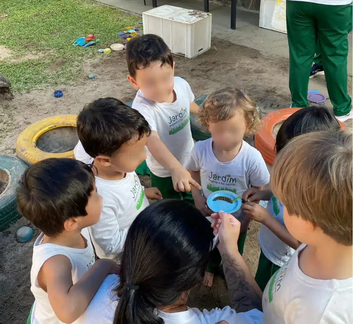 Educadora lendo com crianças na Jardim