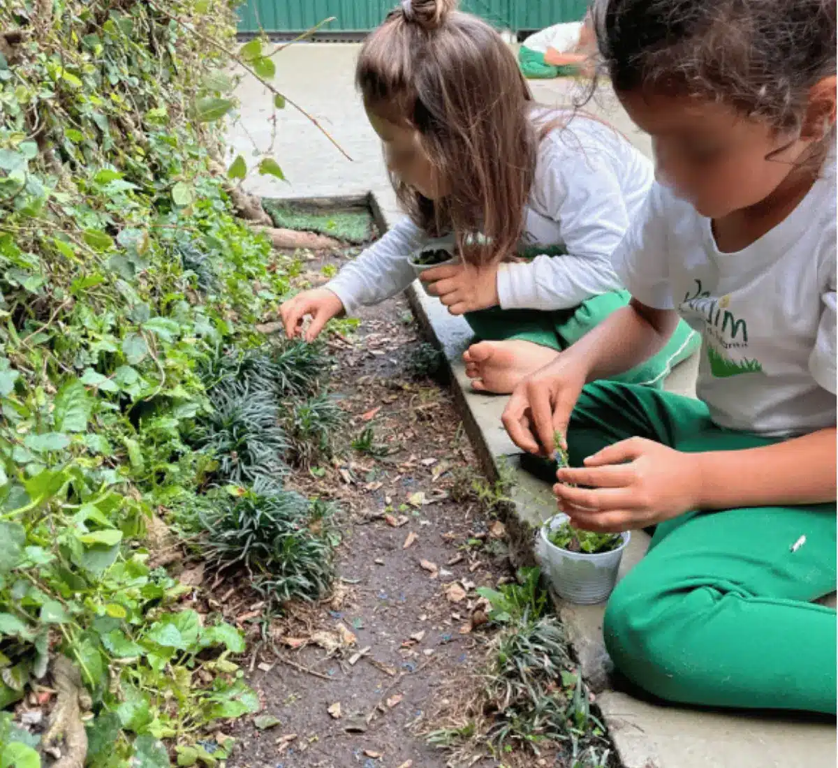 Crianças brincando com terra e água