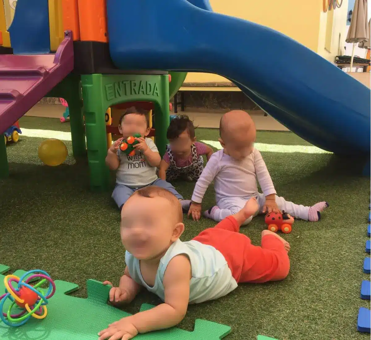 Criança na piscina de bolinhas do Berçário Jardim