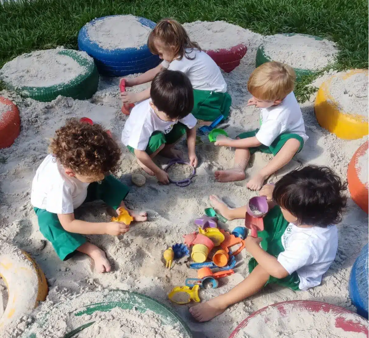 Criança brincando no balanço da Jardim