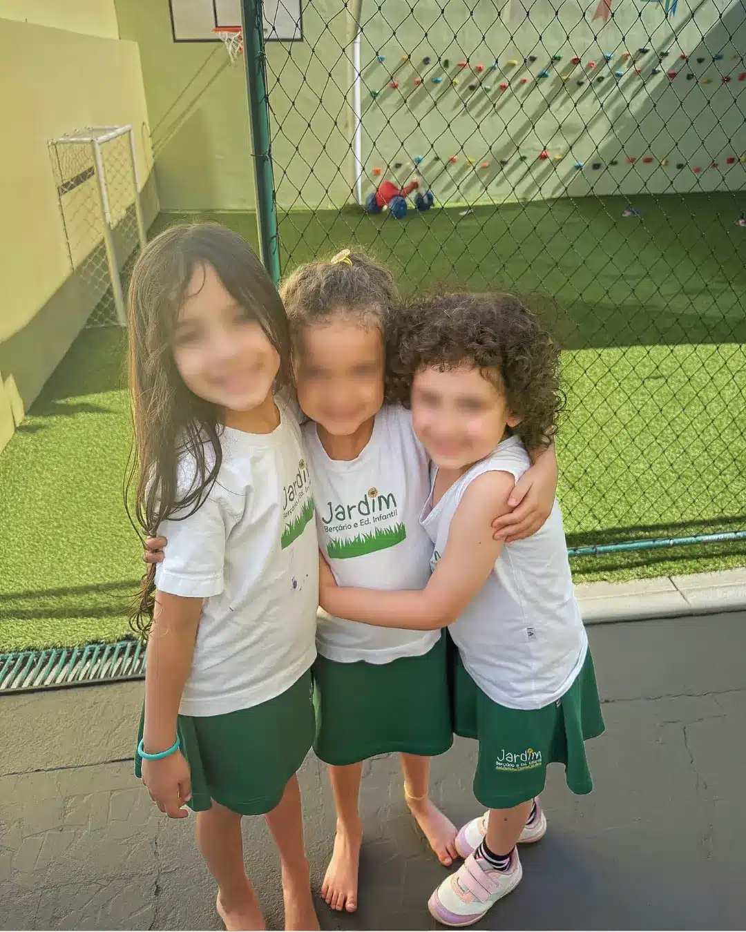 Crianças abraçadas