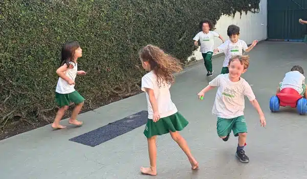 Criançass brincando na Jardim