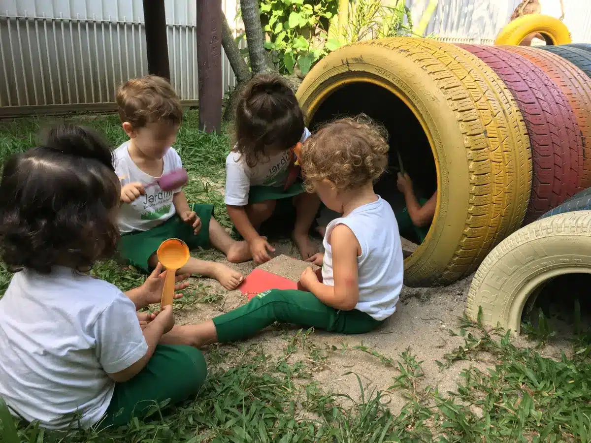 Crianças brincando no espaço externo