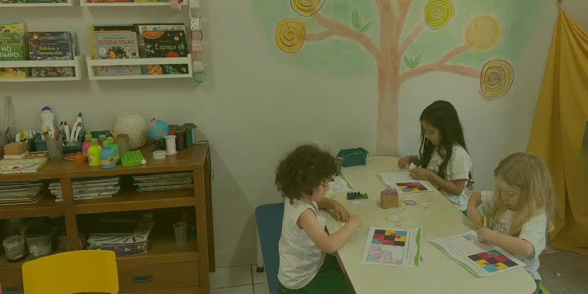 Crianças brincando no jardim da escola